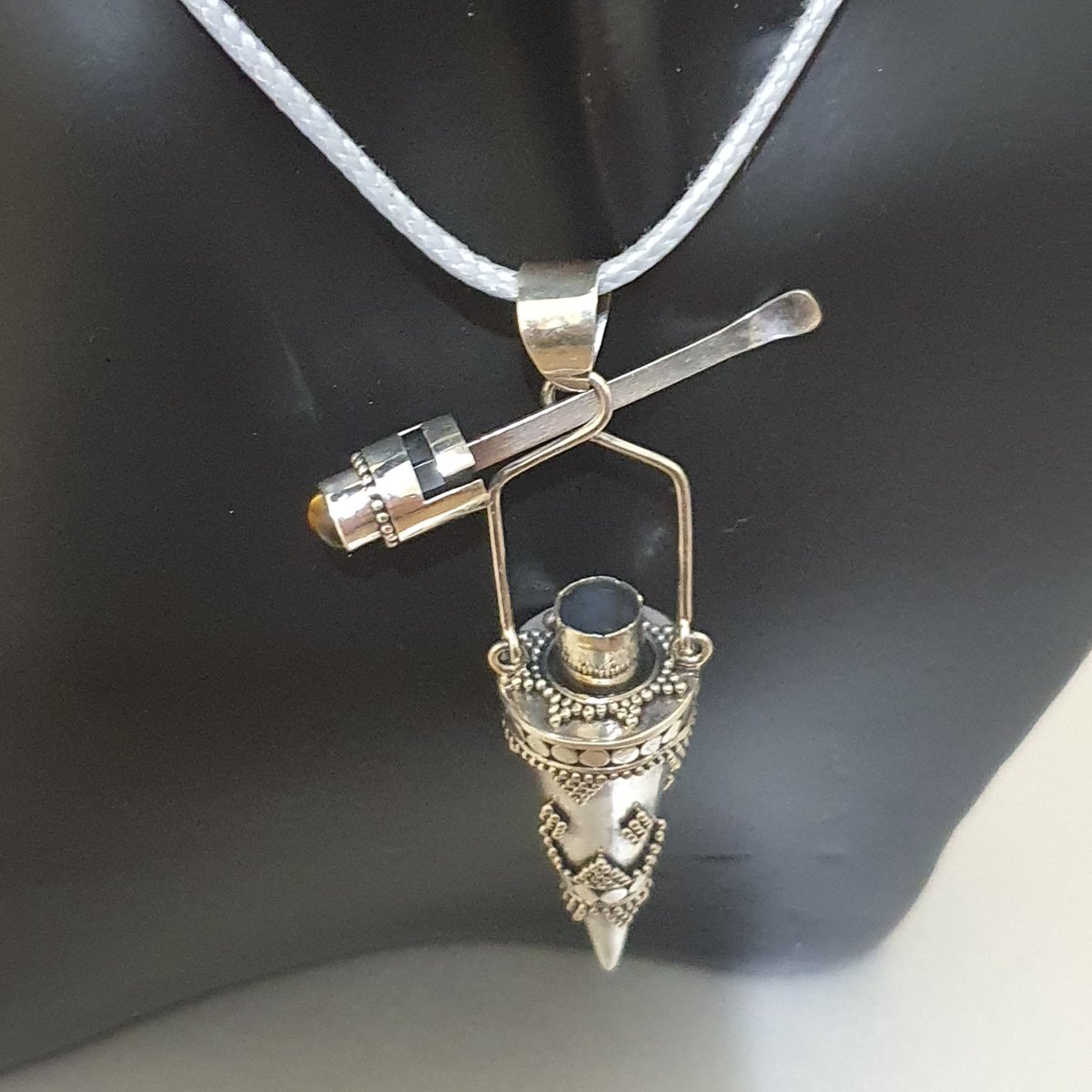 ✨Mystery solved! It's a spoon necklace... but wait, there's more! This vintage vial pendant is the perfect secret stash for your favorite things. #spoonjewelry #vintagetreasures #uniqネックレス #witchyvibes #magicalfinds 
Find it on our Etsy store!
dspringsilver.etsy.com/listing/163896…