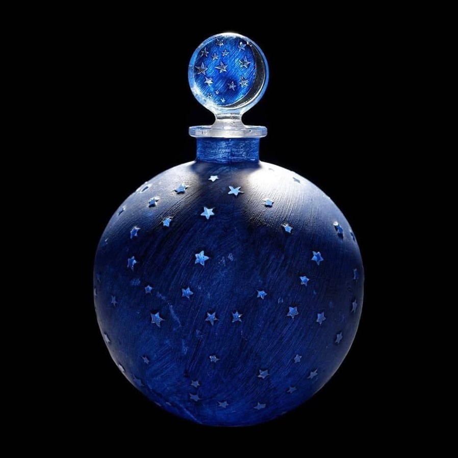 Stars in a dark blue sky provide a beautifully-evocative decoration for this Lalique perfume bottle for “In the Night” scent by Worth (1924) patrons.org.es/lalique-museum/