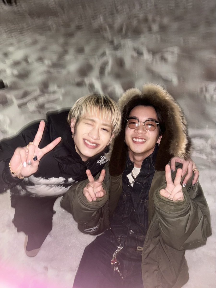 雪の中でパシャリ⛄️ 良い写真でしょ〜💙 #もーりーしゅーと #もーりー兄弟