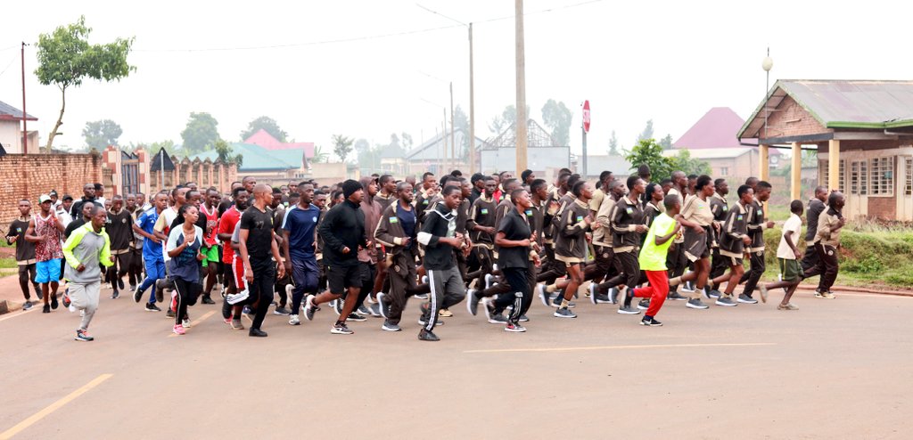 RwamaganaDistr's tweet photo. Muri iki gitondo mu Karere hakozwe siporo rusange, yari ifite insanganyamatsiko igira iti: "Dukore siporo twirinda ingengabitekerezo ya Jenoside". Abayobozi mu nzego zitandukanye zikorera mu Karere bifatanyije n'abatuye Umujyi wa #Rwamagana . #RwamaganaCarFreeDay https://t.co/BwMUdlMlpf
