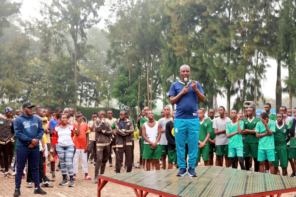 RwamaganaDistr's tweet photo. Muri iki gitondo mu Karere hakozwe siporo rusange, yari ifite insanganyamatsiko igira iti: "Dukore siporo twirinda ingengabitekerezo ya Jenoside". Abayobozi mu nzego zitandukanye zikorera mu Karere bifatanyije n'abatuye Umujyi wa #Rwamagana . #RwamaganaCarFreeDay https://t.co/BwMUdlMlpf