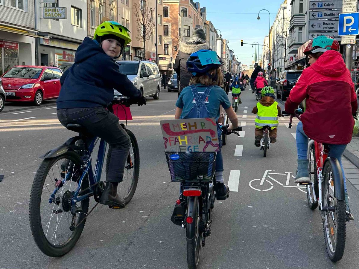 Mit unseren Aktionen – v.a. #KidicalMass Fahrrademos, #Schulstraße und #Fahrradbus (#Bicibús) – zeichnen wir ein positives Zukunftbild und machen Veränderungen erlebbar. 

Nächste Aktionswochen 20. April – 5. Mai 2024 &amp; 16. September – 27 Oktober 2024

kinderaufsrad.org