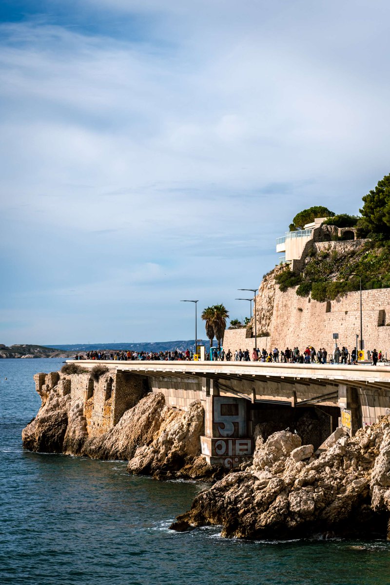 'La Voie est libre' est de retour aujourd'hui ! Venez profiter de l'une des plus belles vues de Marseille mais aussi d'activités gratuites pour vos enfants, de food trucks, d'un cours de yoga géant... 🚴‍♂️🚶 📍 10h ~ 19h, sur la Corniche rendue aux piétons et aux mobilités douces