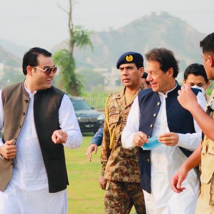 وزیراعظم پاکستان عمران احمد خان نیازی کی میرے گھر ضلع بھمبر آمد پر ان کا استقبال کیا تھا اور یہ شعر انکی نظر کیا :

گلہ نہیں جو گریزاں ہیں چند پیمانے۔
نگاہِ یار سلامت ہزار مَے خانے۔