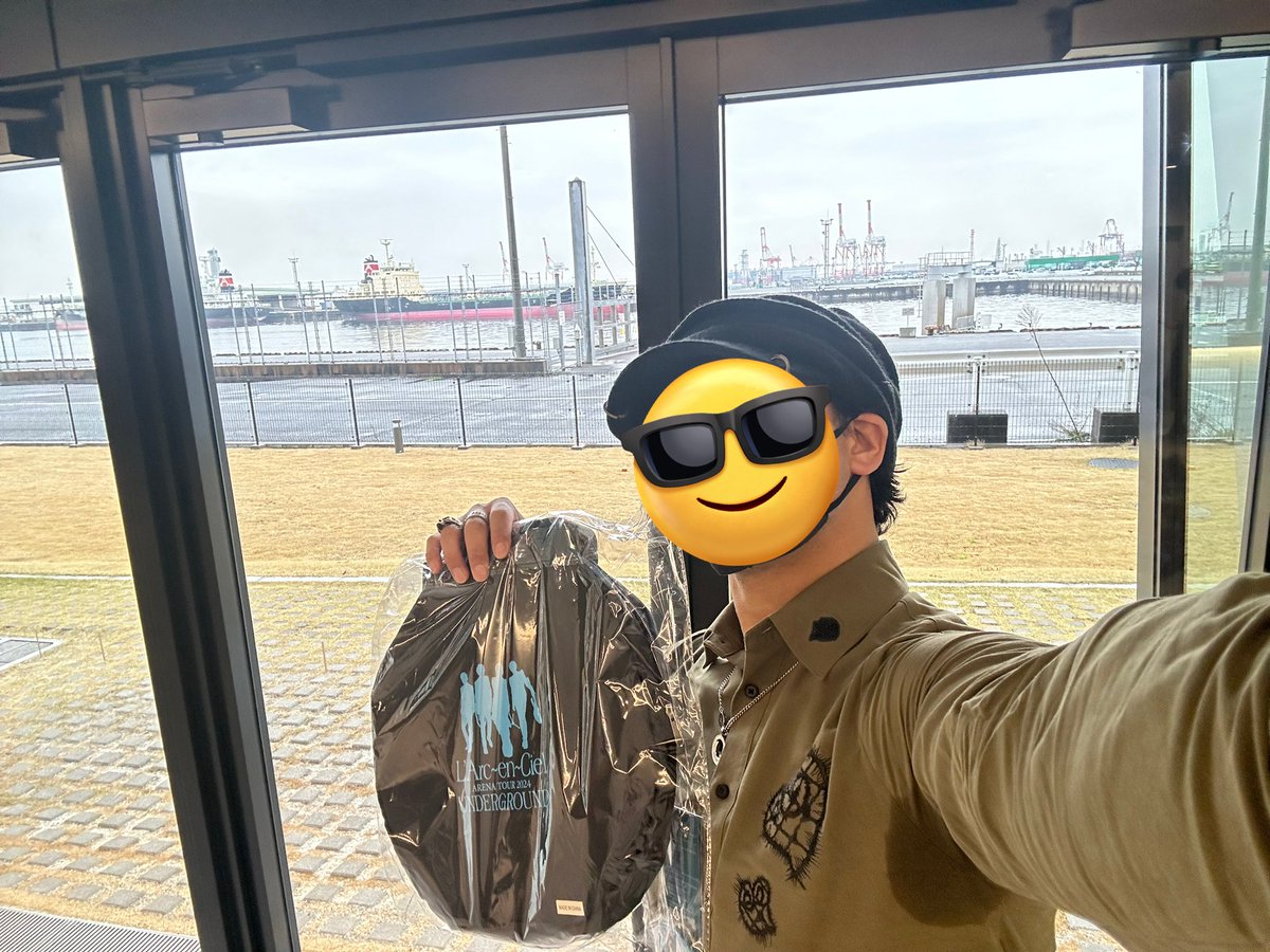 HydeAKIO's tweet image. 無事入場して場内に入ったらまさかのDブロックド最前！！！
小さい花道の正面！！！！
のんきに写真撮ってる余裕なかった😭
自分の目の前鉄柵がある！えっ！頭の整理ができない🫠
ポートメッセなごや2日目
UNDERGROUND死んできます。
#ラルク #UNDERGOUND 
#ポートメッセなごや
