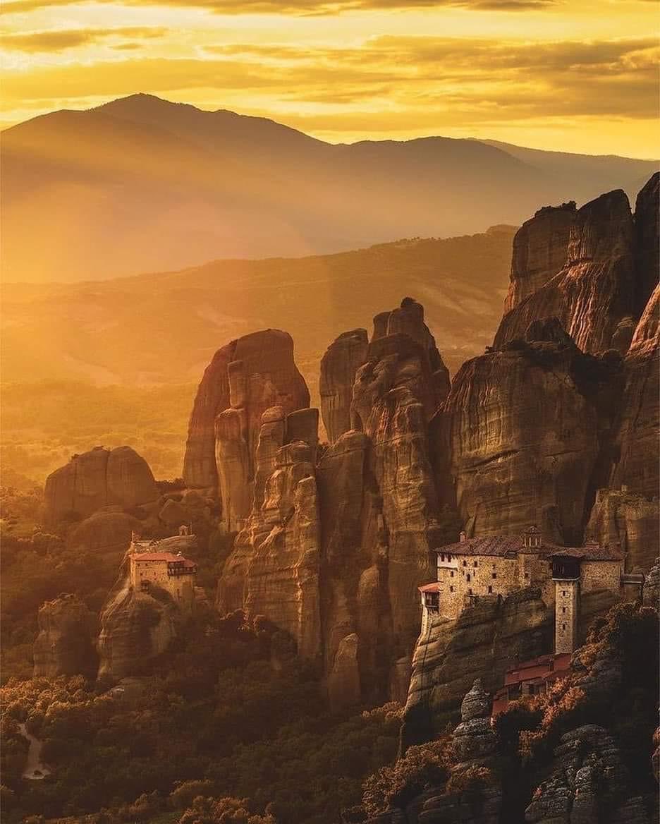 JamesJourney4u's tweet photo. Sunday morning serenity ️ Massive rocks pierce the fog at Meteora as the sun starts to rise Breathtaking! #Greece #MeteoraMonasteries 🇬🇷 ☀️ ⛪️ https://t.co/iTPzp0GChW