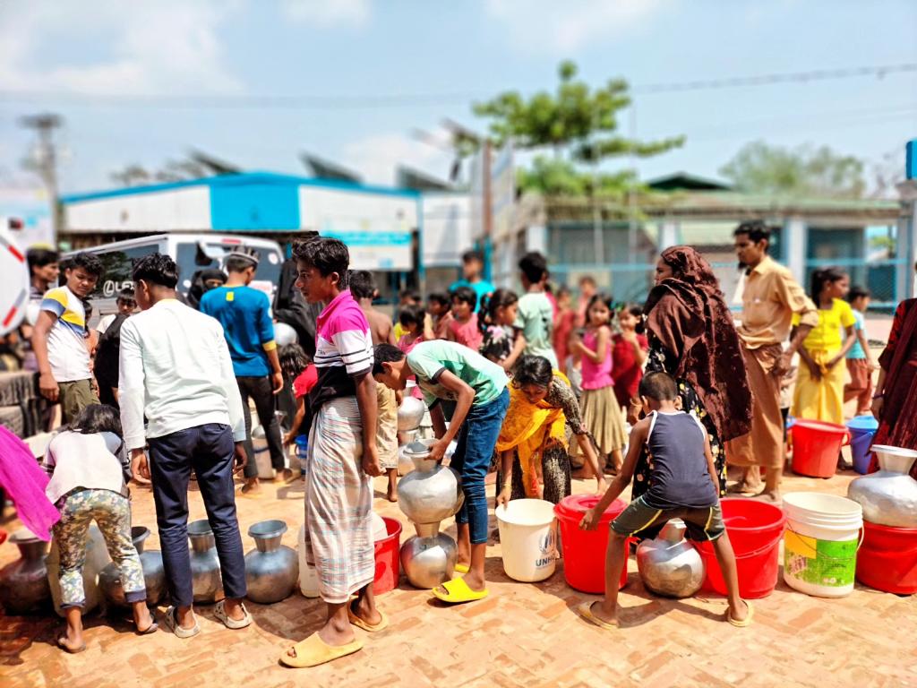 How do you feel? This the challenges which most of the #Rohingya refugees are facing everyday during #Ramadan.

#watercrisis 
#strugglelife 
#photographylife