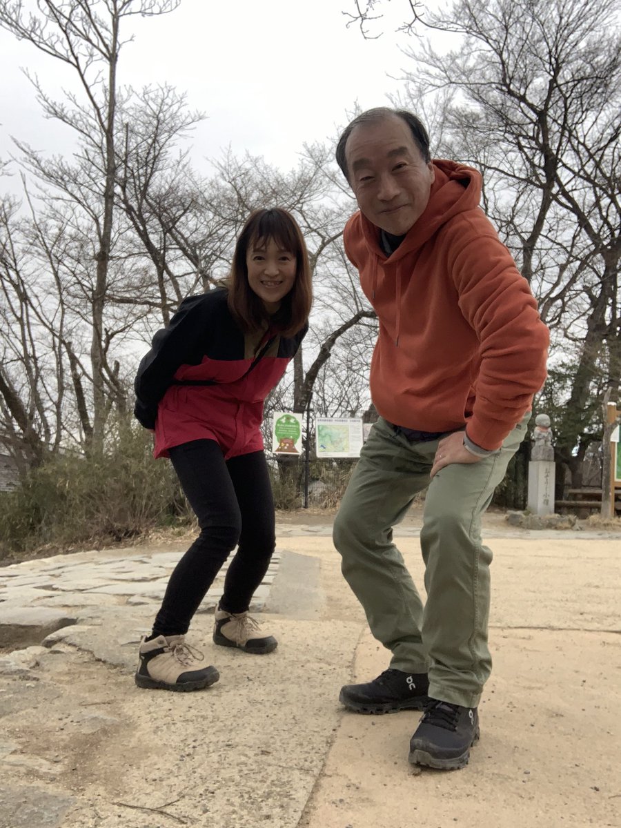 NaoyaAkai's tweet photo. ちょい曇天ですが、めげずに花粉の中を高尾山ウォーキング☁️ ビューも素敵で、今週もしっかり運動出来たことを富士山にも感謝感謝です🏃‍♀️🌋 ・・で今日のビックリ事件は山頂で同僚の某高橋智美さんとばったり出会って、出会う前に声かけられて悲鳴あげたこと‼️ あーびっくりしたー笑笑💕 https://t.co/VIkyGNp0q1