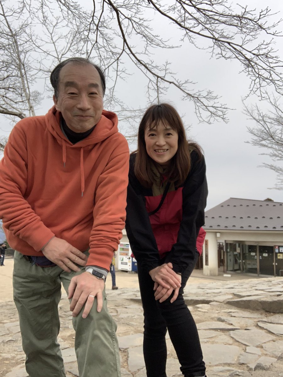 NaoyaAkai's tweet photo. ちょい曇天ですが、めげずに花粉の中を高尾山ウォーキング☁️ ビューも素敵で、今週もしっかり運動出来たことを富士山にも感謝感謝です🏃‍♀️🌋 ・・で今日のビックリ事件は山頂で同僚の某高橋智美さんとばったり出会って、出会う前に声かけられて悲鳴あげたこと‼️ あーびっくりしたー笑笑💕 https://t.co/VIkyGNp0q1