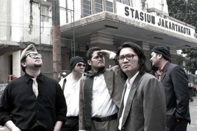 gibsgibgib's tweet image. band kayak Sore dan band terusan dari Guruh Gipsy itu hanya muncul 30 tahun sekali. Pola yang berulang; anak-anak Menteng coba bikin musik, referensi yang apik, jujur dari hati. Kejadian yang hanya akan berulang, 30-40 tahun sekali.