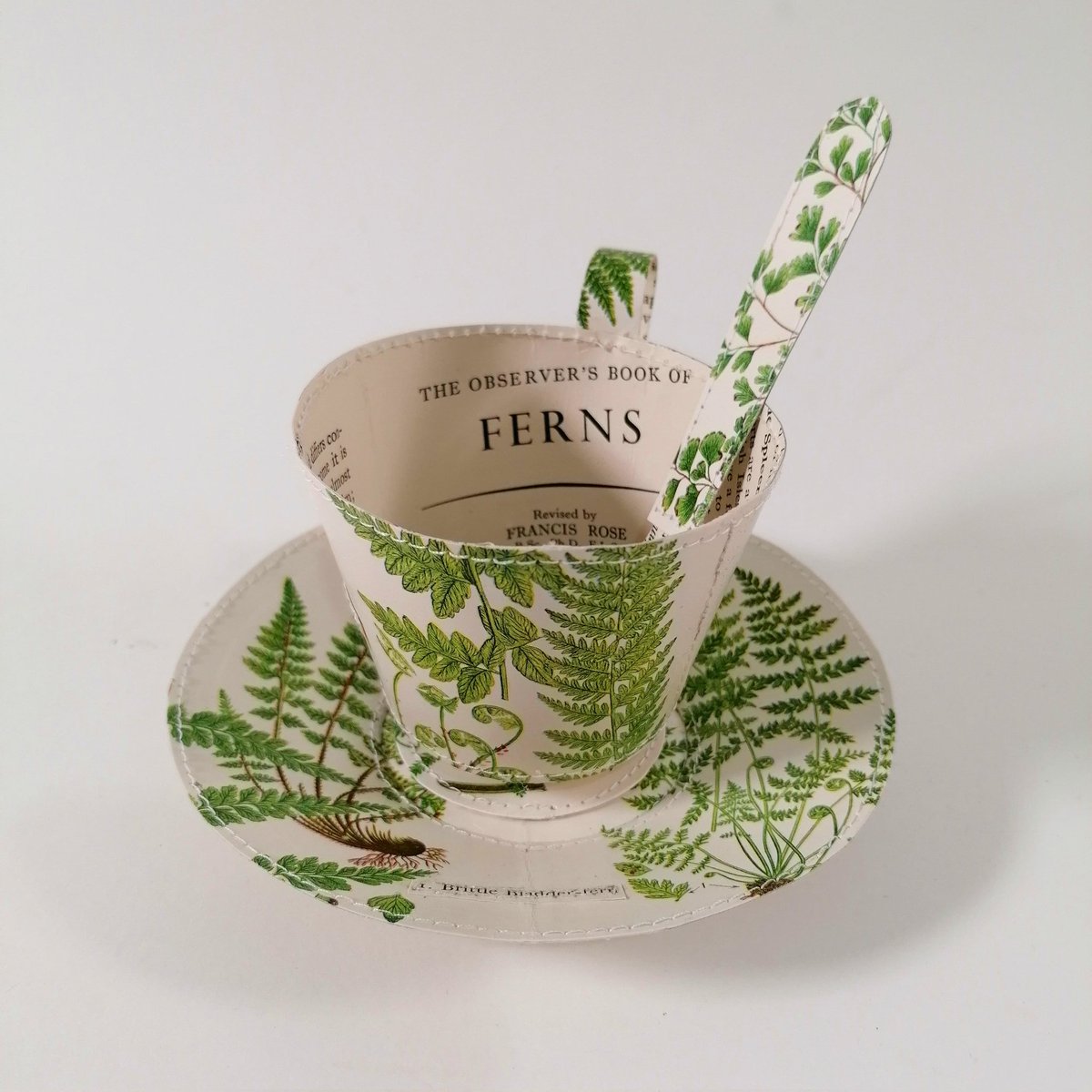 paperjennifer's tweet photo. Probably my favourite piece that has just landed at the beautiful @Hawksbys in Haworth...
#jennifercollier #papersculpture #papercup #paperteacup #paperspoon #cupsaucerandspoon #papersaucer #stitchedpaper #stitchedbook #recycledpaper #recycledbook #hawksbys #haworth https://t.co/0vW5UTRzOH