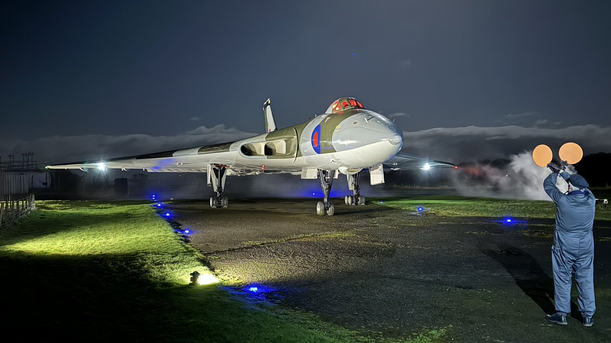 Truly stunning evening at @SolwayAviation with the @COAPhoto crew for a night time photoshoot with Vulcan XJ823 with full air and ground crew. Lots of downloading and editing to follow 🤓 #AvGeek #RadioGeek #MilMonWorld #Vulcan
