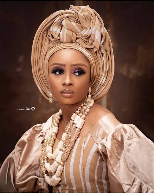 WahabSalamah2's tweet photo. 3 Yoruba Prestigious Aso-oke

Sanyan: Among the Yoruba this cloth form is regarded as the king of cloths and exemplified in the saying ‘Sanyan baba aso’ 
(Sanyan is the king of cloths). 
The fibre used for making this cloth is obtained from the cocoons of the Anaphe silk worm. https://t.co/Eep6Ot2WIO