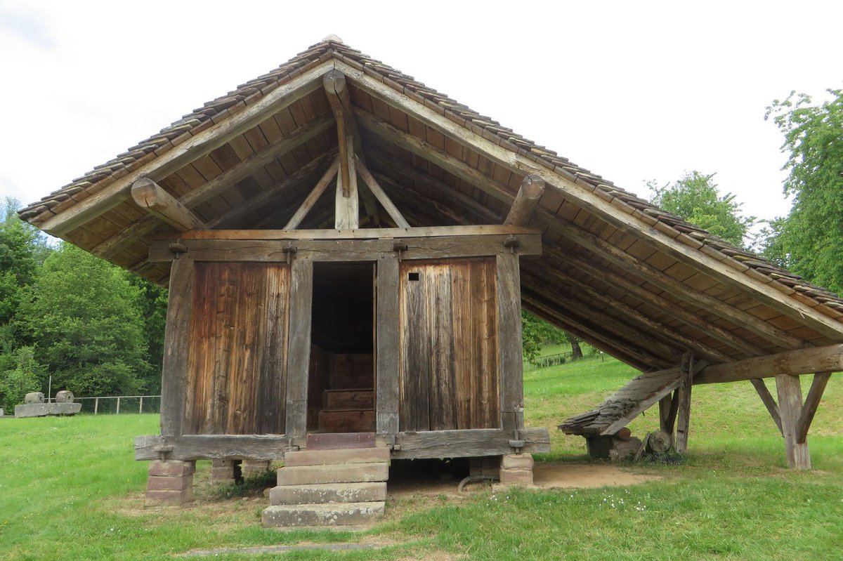 Chalot à Fougerolles-Saint-Lambert (Haute-Saône) dlvr.it/T4Xp04