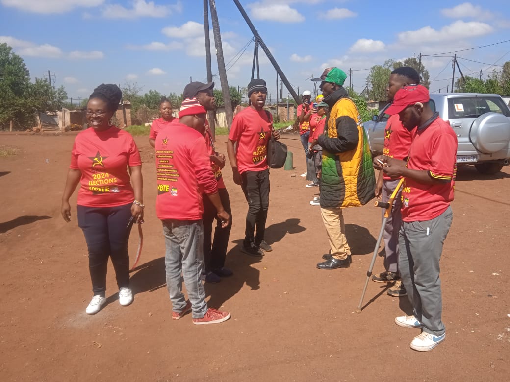 JacobMamaboloSA's tweet photo. Around 80 @GPSACP #RedBrigades were out and about in Bekkersdal Ward31 and 29. They were informing the community about the Know your Neighbourhood Campaign. #SACPatWork #VoteANC2024 #VoteANC https://t.co/xi4OqSD6P6