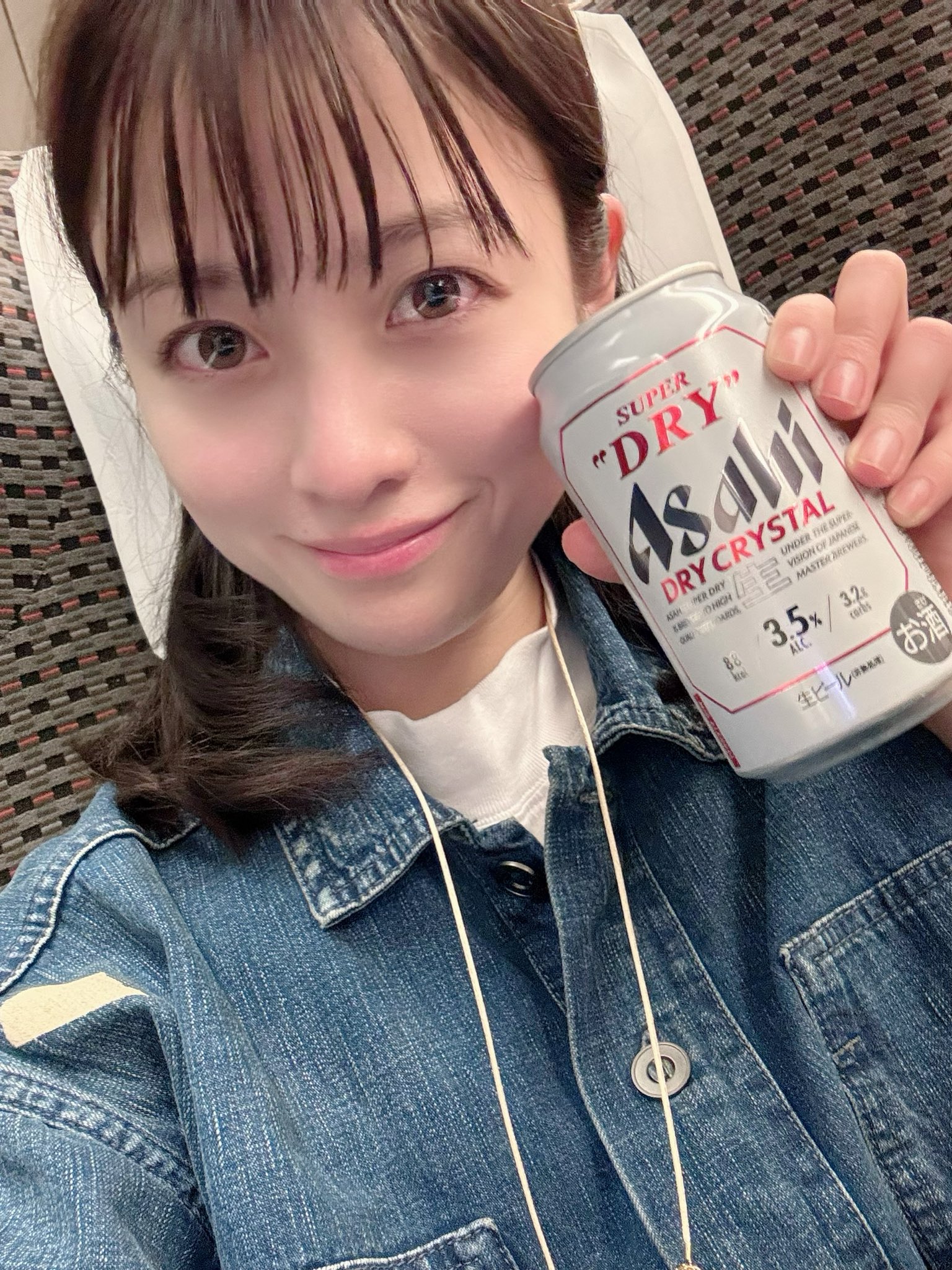 アイコラ　橋本環奈 ここ最近ちょっと忙しくて顔が疲れてるので誤魔化し加工。髪もボサボサです！ 新幹線で一人、ドライクリスタル飲んでます！🍺  ところで皆さん！！！ 環奈と乾杯してくれたかなぁー！？🤩 アサヒさんがこんなすぐに実現させてくれて嬉しい😳 #環奈と乾杯 ...