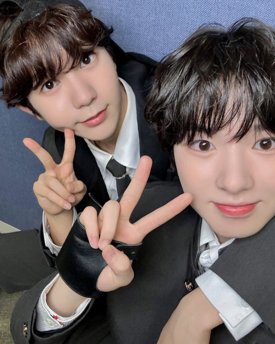 Taking pics with a baby (the right one)