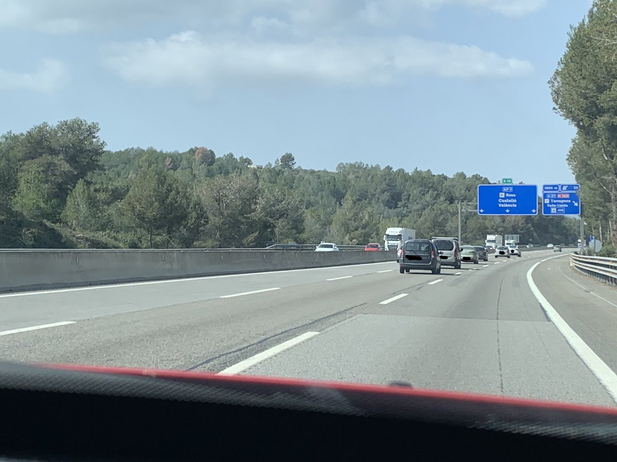 MarcMerli's tweet photo. Us planyo solemnement a tots els que heu d’agafar cada dia l’autopista. Com es gestiona que tothom vagi pel mig quan no hi ha ningú a la dreta? Com es gestiona intentar anar a 120km/h quan els del mig van a 100 o 110? Com avances si el carril de l’esquerra està ple de 160’s? https://t.co/YptXC9l2Lv