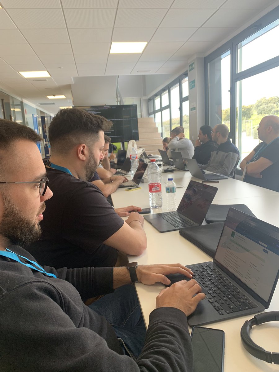 Aquí estamos en una de nuestras mesas favoritas. En #WCTorre nunca falta la buena compañía 😊<a href="/WPTorrelodones/">Meetup WordPress Torrelodones</a>