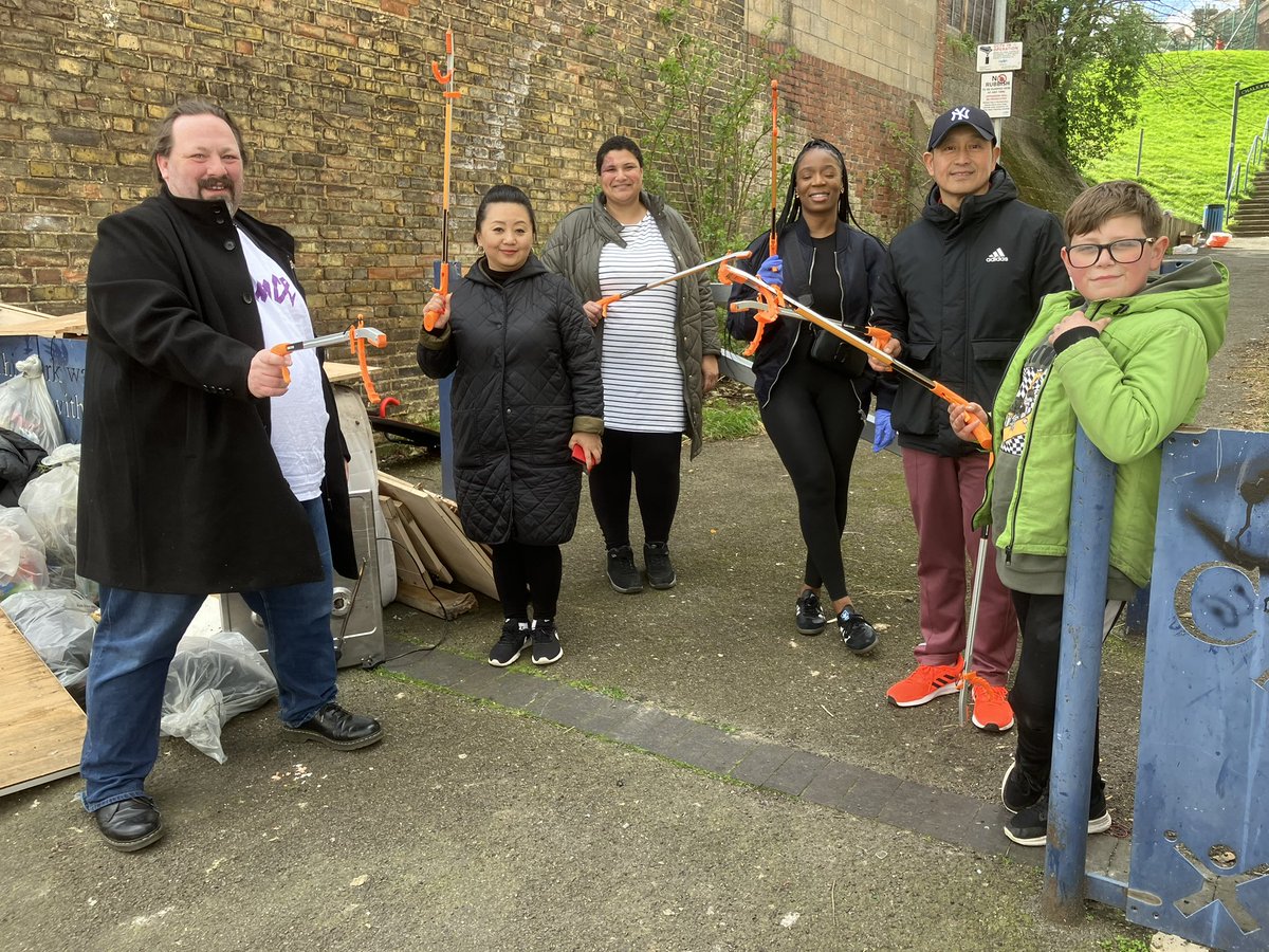 vincemaple's tweet image. Another great #GreatBritishSpringClean session in Chatham.

Thanks to Emma, Tai &amp;amp; Callum who joined Damola, Nina and I

Todays collection included 

20 Bags
2 Mattresses 
And…… an unused bag of garlic! 

#KeepBritainTidy