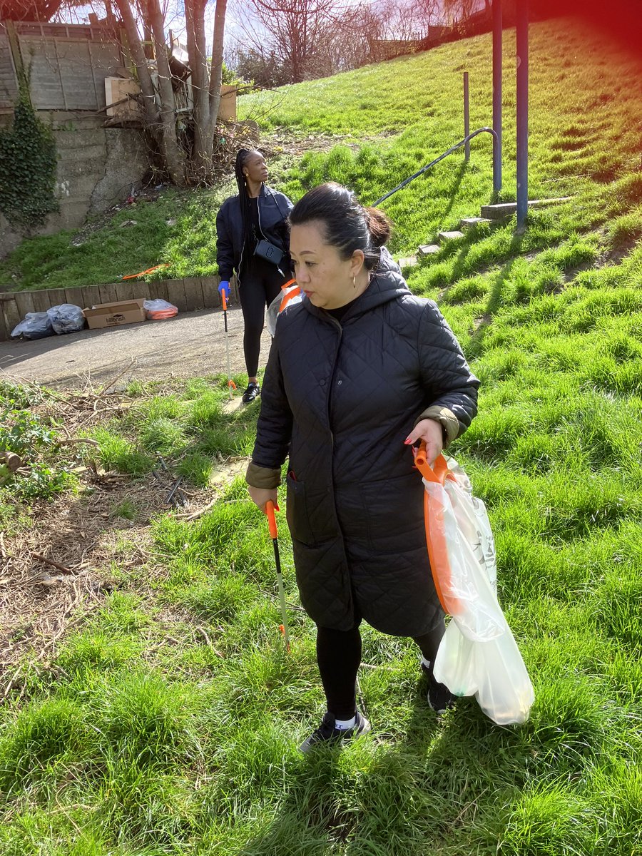 vincemaple's tweet image. Another great #GreatBritishSpringClean session in Chatham.

Thanks to Emma, Tai &amp;amp; Callum who joined Damola, Nina and I

Todays collection included 

20 Bags
2 Mattresses 
And…… an unused bag of garlic! 

#KeepBritainTidy