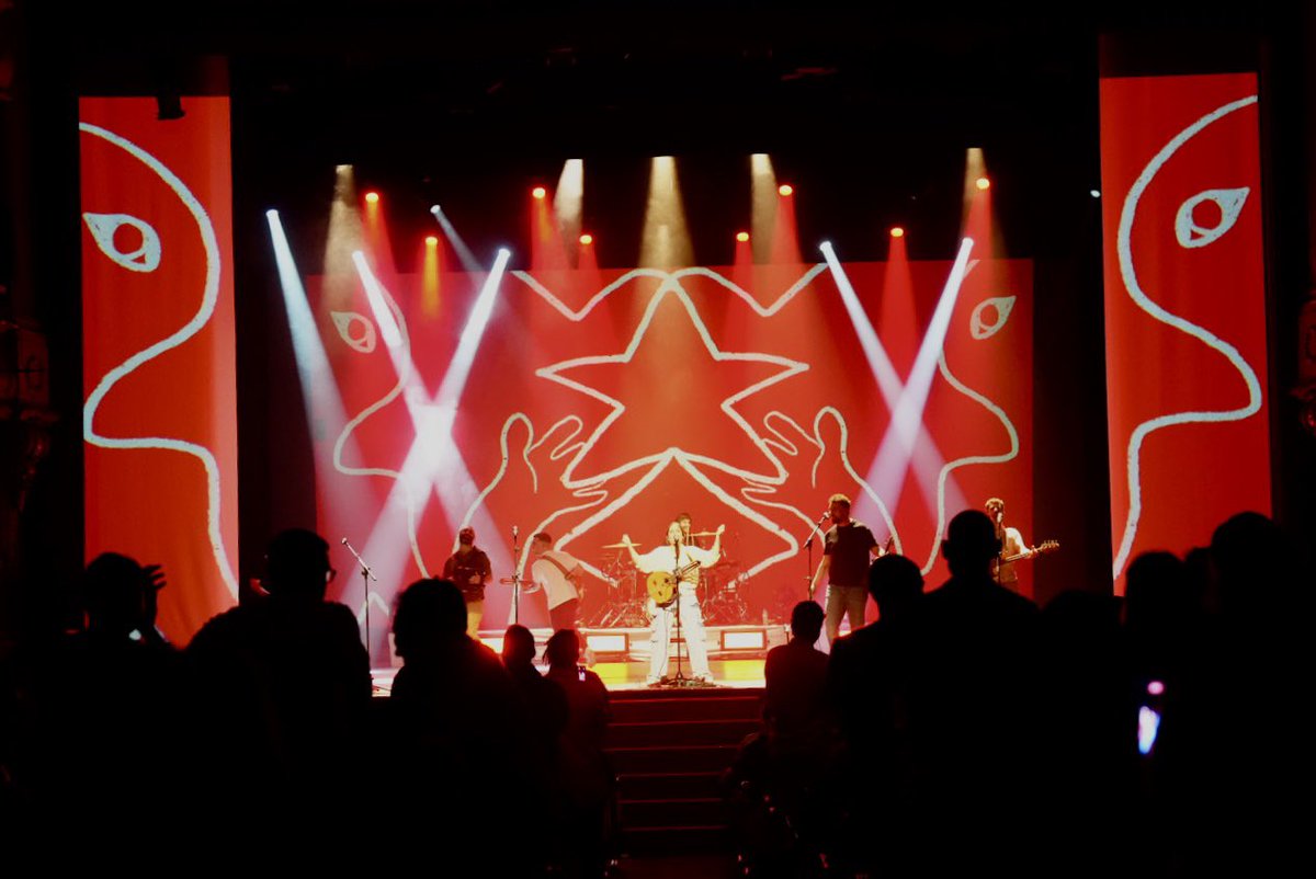 el_Diluvi's tweet photo. 💥 2 dies, 2 sold out al Teatre Principal de València💥

Gràcies sempre per acompanyar-nos, diluvis. Va ser molt bonic aquest últim ball amb vosaltres 🧡
⁣⁣⁣⁣⁣⁣
@Pro21cultural @halleyrecords @GVAivc https://t.co/uGSTrvx6zg