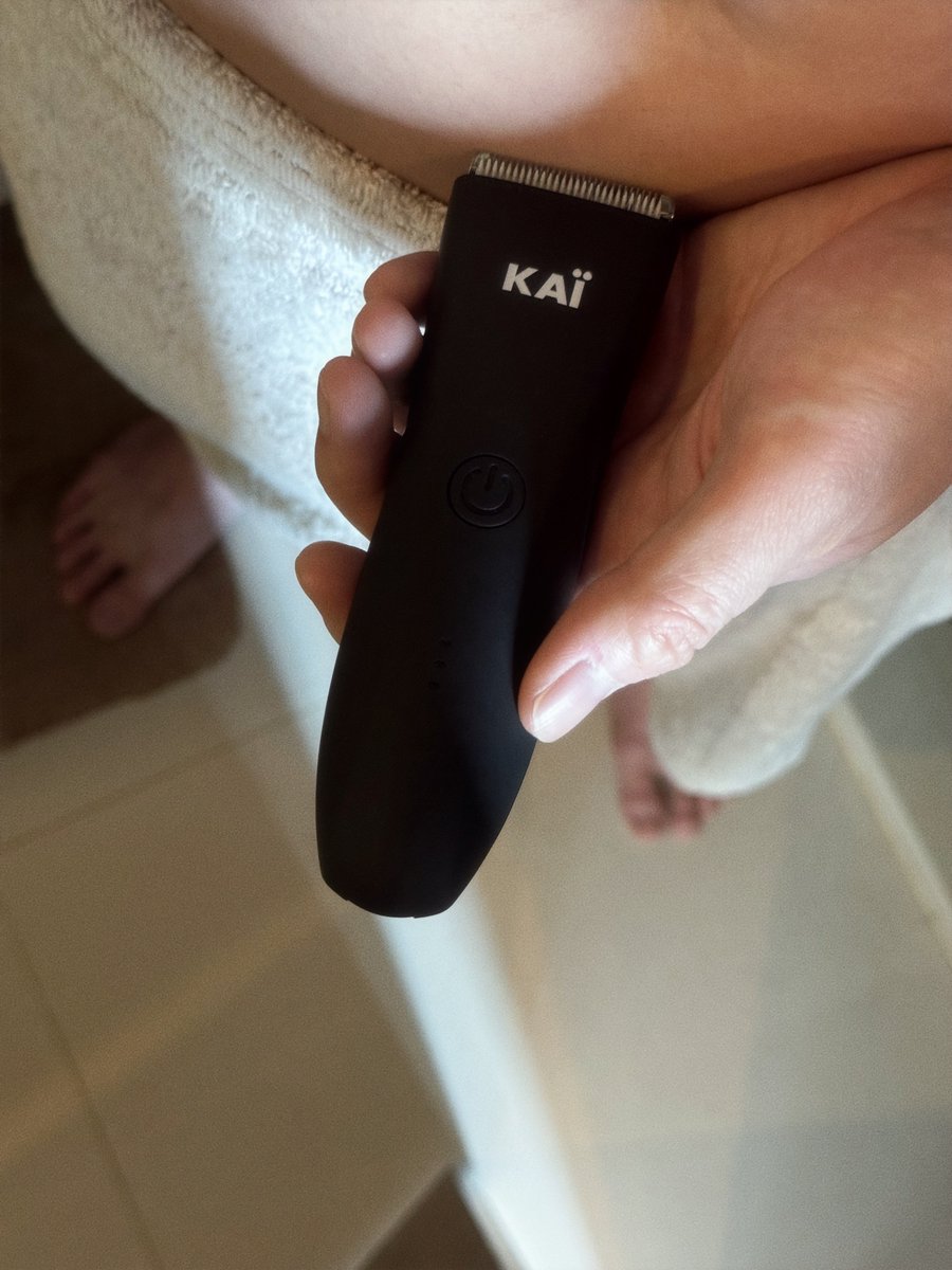 อยู่กับน้อง <a href="/kaigrooming/">Kai Grooming</a> มาหลายเดือนจนขาดไม่ได้ พอมันง่ายมันก็ใช้ได้บ่อยๆ มีตัวปรับความยาวได้ ใครไม่ชอบเกลี้ยงมากก็ปรับได้ตามใจชอบ ใช้ได้ทั้งตัว ใช้เสร็จก็ล้างทำความสะอาดได้เลย น้องกันน้ำด้วย 👍

โปรราคานี้ถึงสิ้นเดือนครับ 1,295 (now - 31 Mar) 
Shopee 👉 shope.ee/7KZ8j9hF76