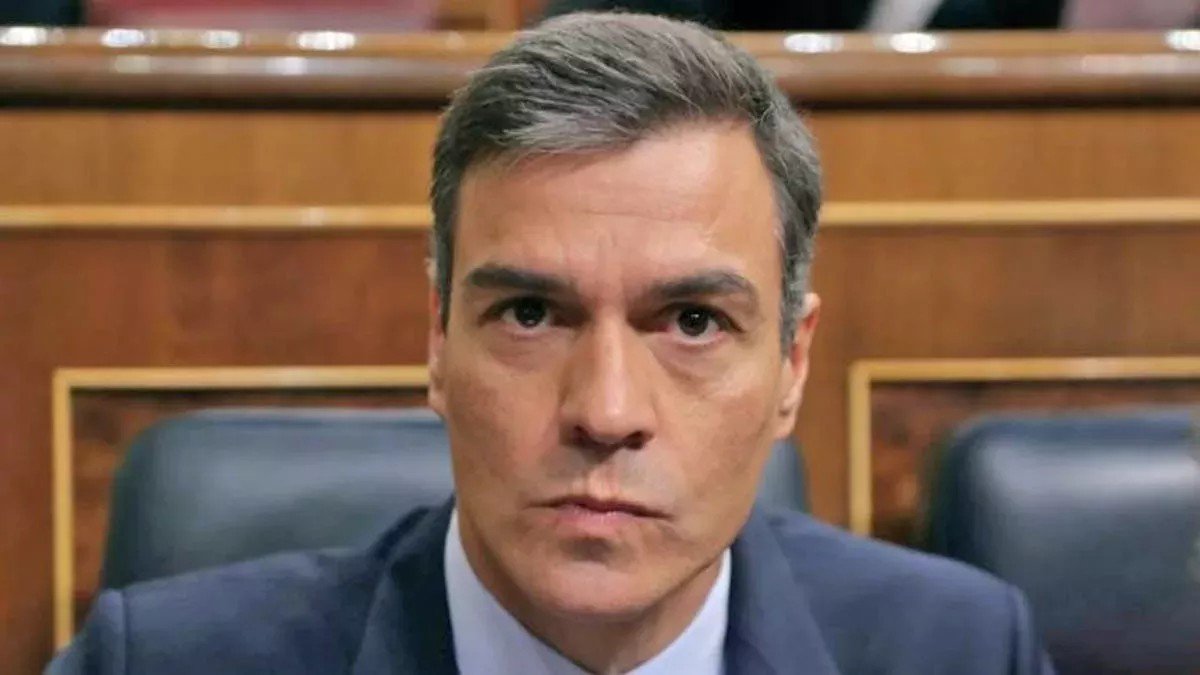 SEAMOS SINCEROS, VOTANTES DEL PSOE:
¿Ha habido en ESPAÑA un político más egoísta, tramposo, mentiroso, manipulador, falso, estafador, dictador, marrullero, psicótico, megalómano, narciso, inventor de amnistías  y capaz de REGALAR PARTE DE ESPAÑA para seguir siendo presidente?