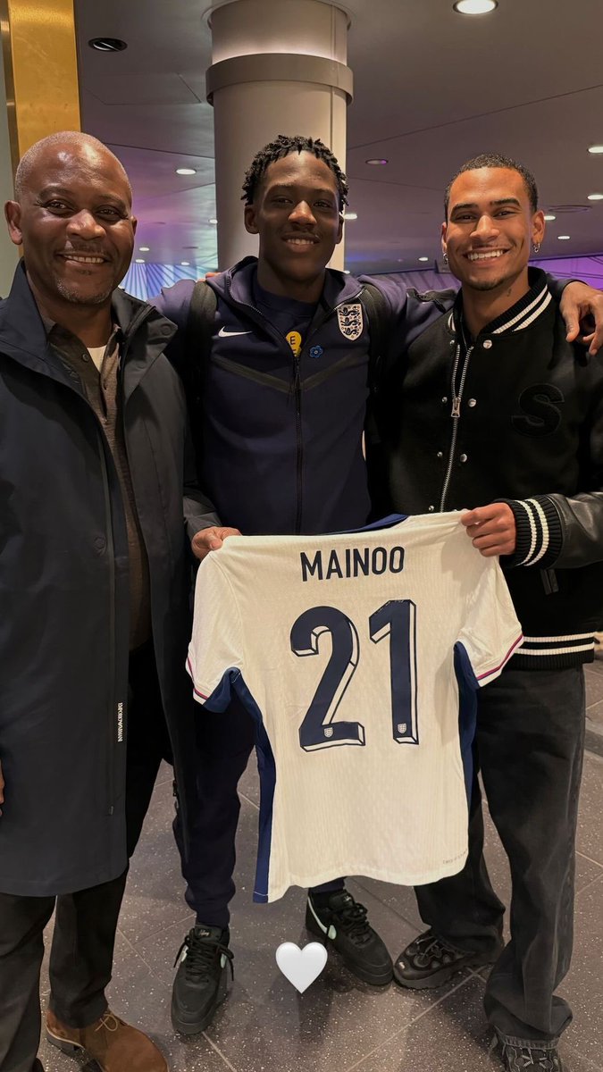 Kobbie Mainoo with his father and brother after his England debut last night 🏴󠁧󠁢󠁥󠁮󠁧󠁿♥️