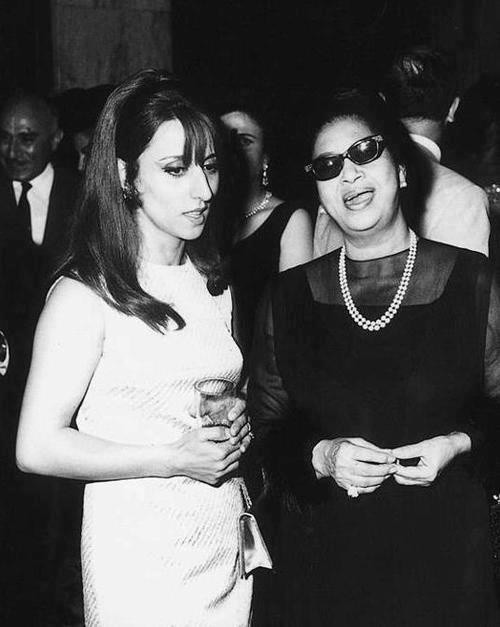 Two divas together, Fairuz and Oum Kalthoum meeting in Cairo, 1966 🇪🇬 These two icons shaped the music scene throughout the Arab world, and helped pave the way for the region’s female artists.