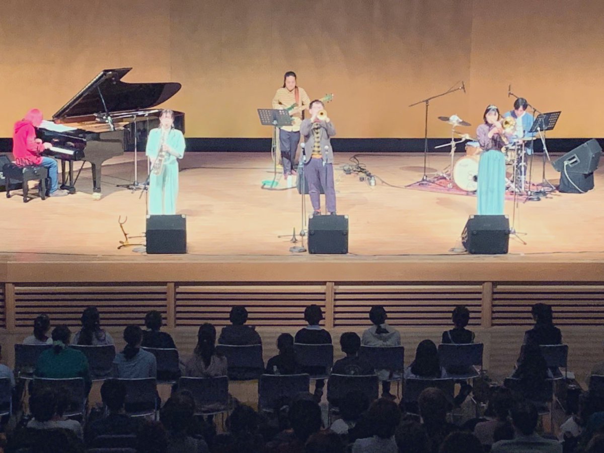 本日は群馬県千代田町にて
千代田東・西小学校✖︎TSUCHINOMI Music Liveでした！

元気いっぱいの小学生に
我々も刺激を受けながら演奏をお届け！

とても熱量のある素晴らしいステージでした！！

また、いつか一緒に演奏が出来ますように！！