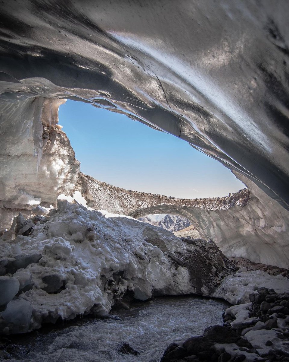 Los glaciares del Cajón del Maipo son fuente vital de agua dulce y reguladores naturales del caudal, nos recuerdan la urgencia de protegerlos de los impactos de la industria. Necesitamos una ley de glaciar robusta. #LeyDeGlaciares 

📸 IG _backlights 
#NoAltoMaipo
