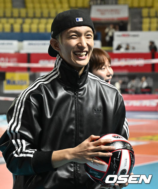 dkzones's tweet photo. #도겸 DK AT THE VOLLEYBALL LEAGUE WOMEN PLAYOFFS https://t.co/stZPBILSoY