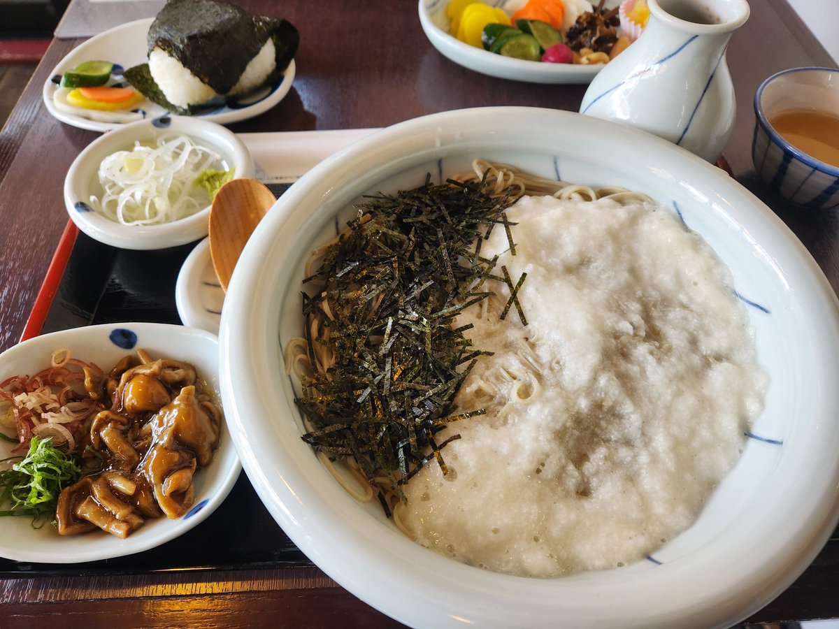 knchk8810's tweet photo. 6日間の大分旅行から帰ってきました。
趣深い古民家喫茶、サクサクの絶品天丼、金鱗湖を眺めながら食べる美味しいお蕎麦…どれも満足いくものでした。

明日から社会復帰してまた頑張ります…

1枚目…茶房 信濃屋(別府)
2枚目…とよ常本店(別府)
3枚目…古式手打そば 泉(由布院) https://t.co/Vrpk2ImrrQ