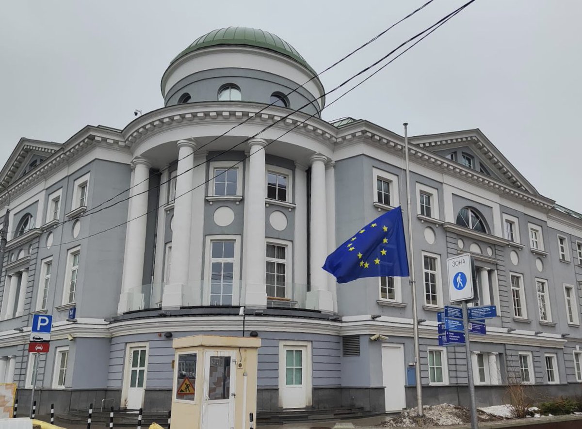 🇪🇺Представительство ЕС в России приспустило флаг в память о погибших и пострадавших в зверском теракте в «Крокус Сити Холле».

Мы выражаем соболезнования всем пострадавшим и семьям погибших.