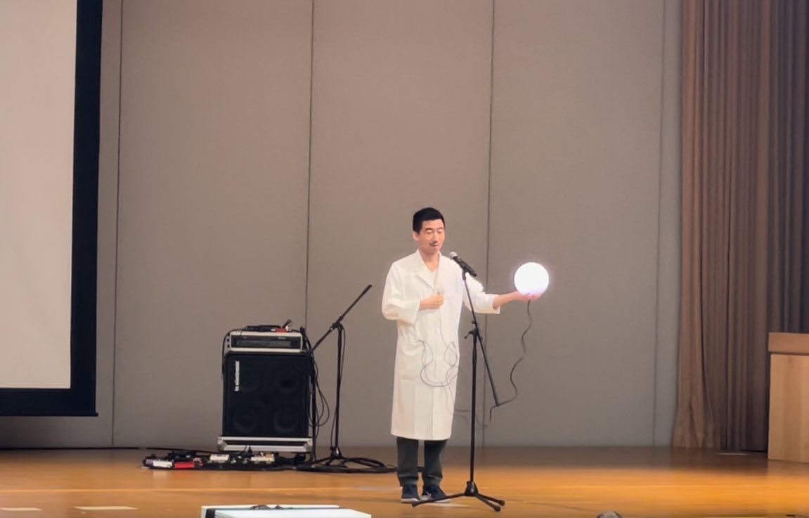 ccantlie's tweet photo. @NTTPR presented at new way of connecting people at the Children’s Conference for Peace today. As a way of introducing themselves, children held each other’s heartbeats first before saying their names. It was a beautiful way to form community! The sphere lights up to each beat. https://t.co/HtFhF9y21m