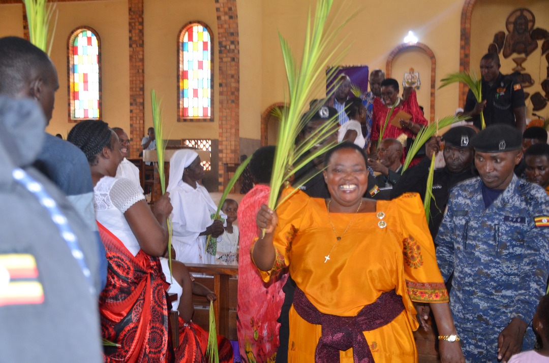 Prime Minister @R_Nabbanja has Sunday delivered her pledge of 50 million shillings towards the construction of St. Mary's Children and Women's Hospital whose construction is underway in Bujumbura west cell Hoima City.