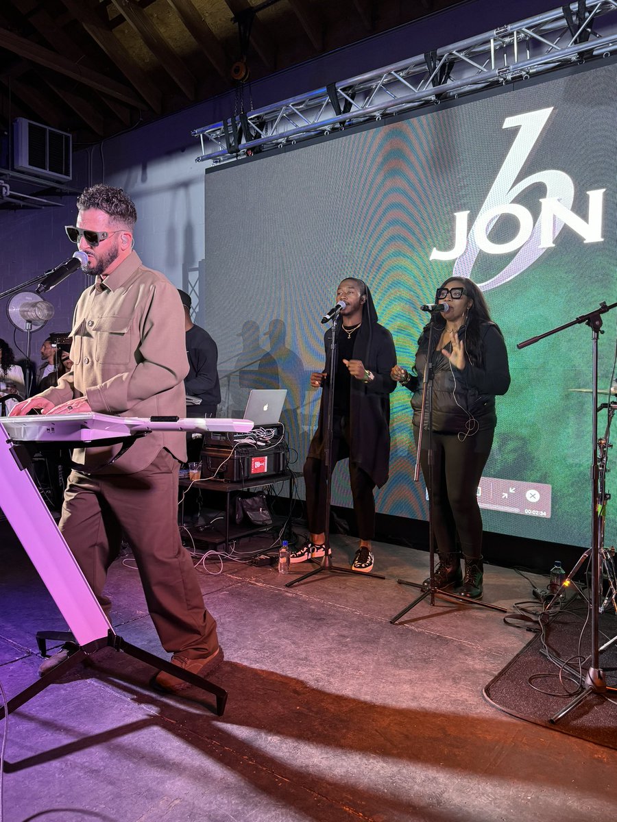 itsbrianaleigh's tweet photo. I only leave my house for live music 💖 seeing @OfficialJonB live was bucket list for me 🫶🏽 https://t.co/r50nbFyP1E