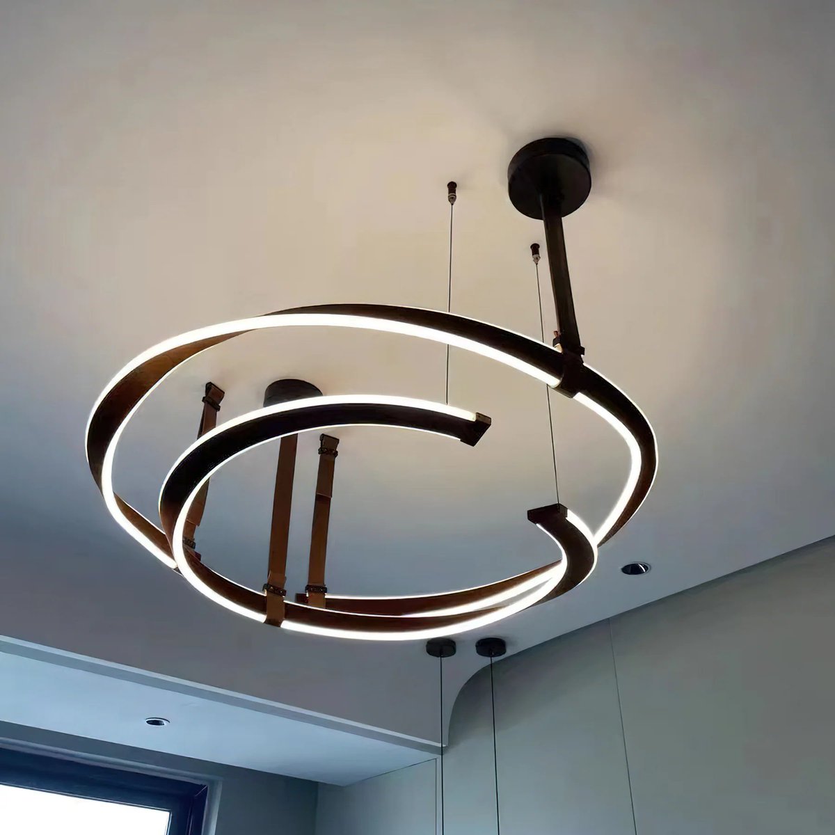 mooijane_com's tweet photo. Abstract yet inviting, this linear hanging brings drama and sculpture to your home. Like a modern piece of art suspended from the ceiling.
https://t.co/K5uRmPYNQo

#art #homestyle #homedesign #giftideas #homestyling #gifts #homedecoration #interiordecor #vogueinteriors https://t.co/CxobAtNUgy
