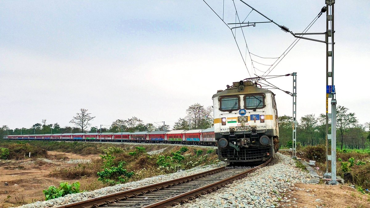 15484  Delhi - Alipurduar Sikkim Mahananda Express with Electric loco WAP7 negotiating Gulma curve 

@drm_apdj @RailNf @RailMinIndia
#indianrailways
#NFRailEnthusiasts 
#dooars