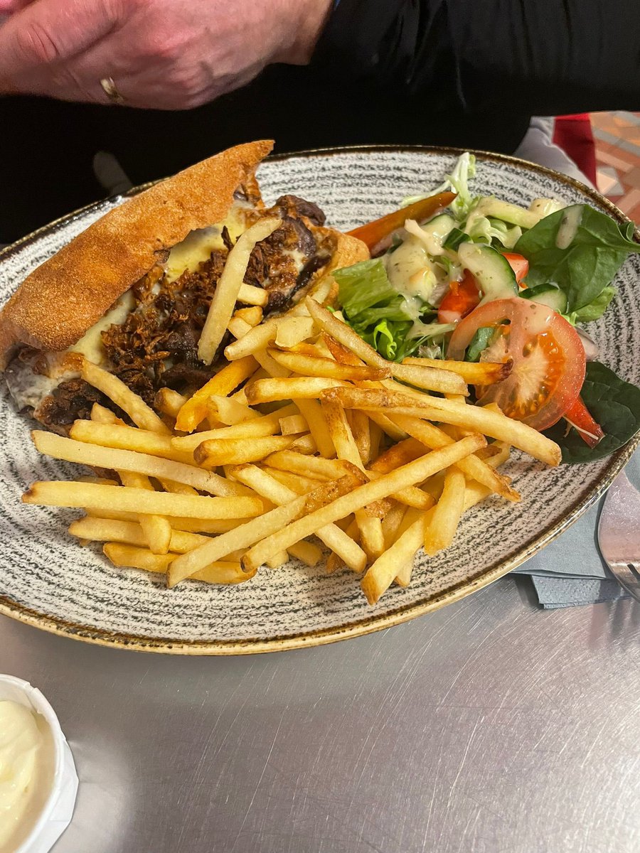 TonyArmstrongDT's tweet photo. Refreshing 10 mile walk in a very strong wind along the Broads from Oulton Broad to Beccles yesterday! With a well deserved lunch at Twyfords! #NorfolkBroads https://t.co/BtMP6vzLkz