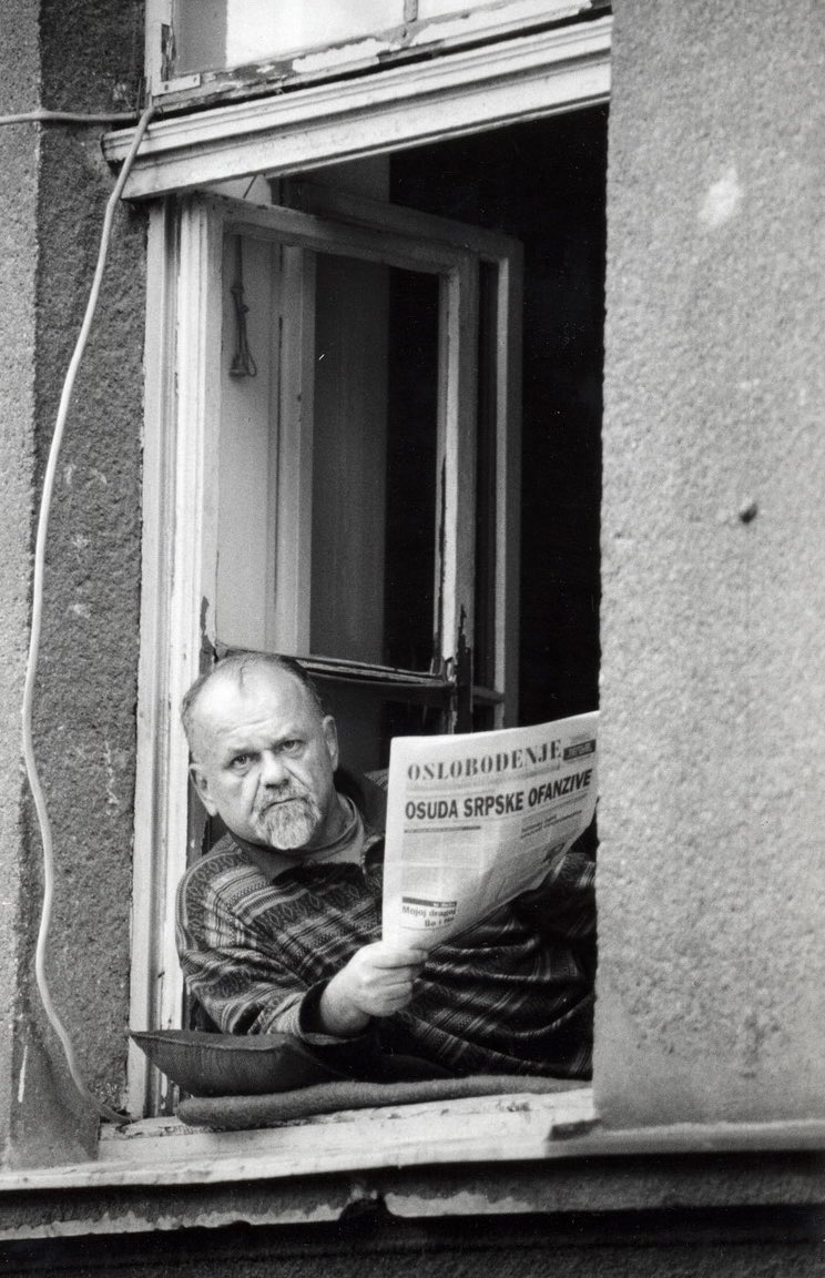 SniperAlleyPhot's tweet photo. MORA
by Abdulah Sidran

~
Šta to radiš, sine?
Sanjam, majko.
Sanjam, majko, kako pjevam, 
a ti me pitaš, u mome snu:
šta to činiš, sinko?
O čemu, u snu, pjevaš, sine?
Pjevam, majko,
kako sam imao kuću. 
A sad nemam kuće.
O tome pjevam, majko.
Kako sam, majko, imao glas,
i jezik svoj imao. 
A sad ni glasa,
ni jezika nemam.
Glasom, koga nemam, 
u jeziku, koga nemam, 
o kući koju nemam, 
ja pjevam pjesmu, majko
~

#InMemoriam
Photo©️Gervasio Sánchez