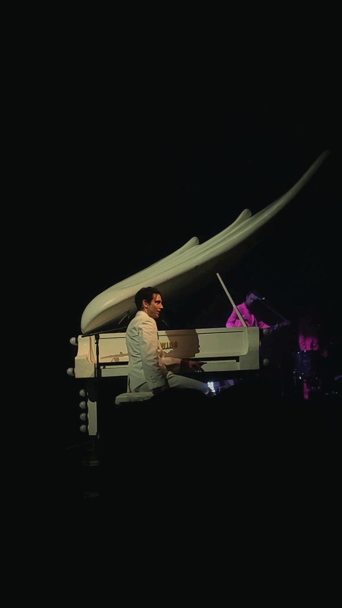Sonia_dbz's tweet photo. Incroyable concert de @mikasounds à Marseille hier 💕 Bon courage pour faire mieux Paris on était CHAUD #mika #mikaconcert #Marseille https://t.co/JCJW5Sukuc