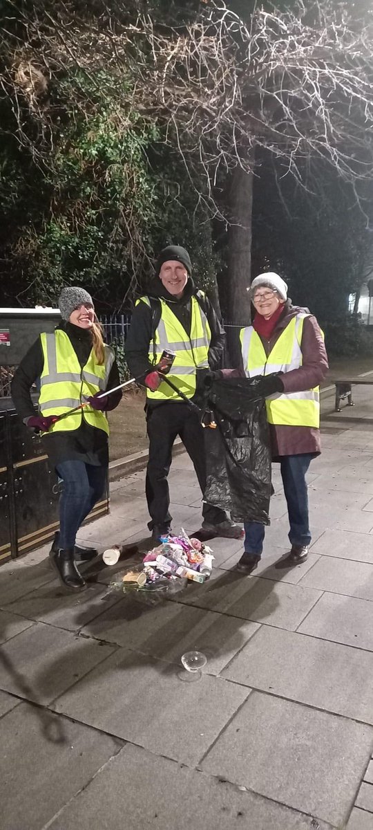 Litter picking in #ColwynBay whilst out keeping people safe @rocstreetangels #nighttimeeconomy