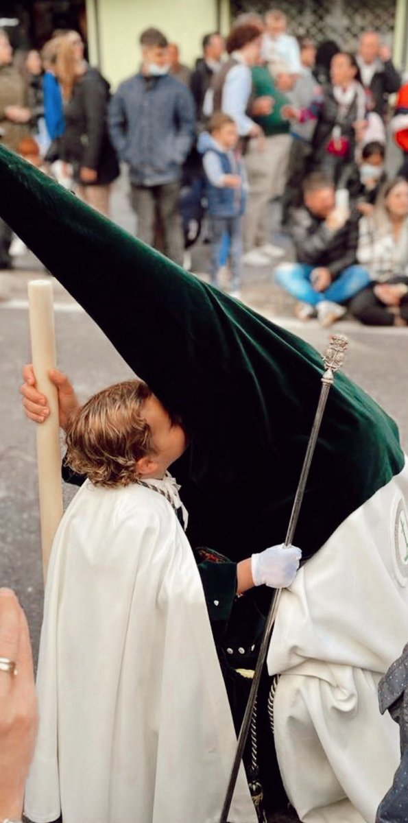 Bienvenidos a la historia de amor más bonita que existe en nuestra ciudad. 

La vida entera nos cabe en esta semana. A ser felices siempre. 

Feliz Domingo de Ramos, Sevilla.