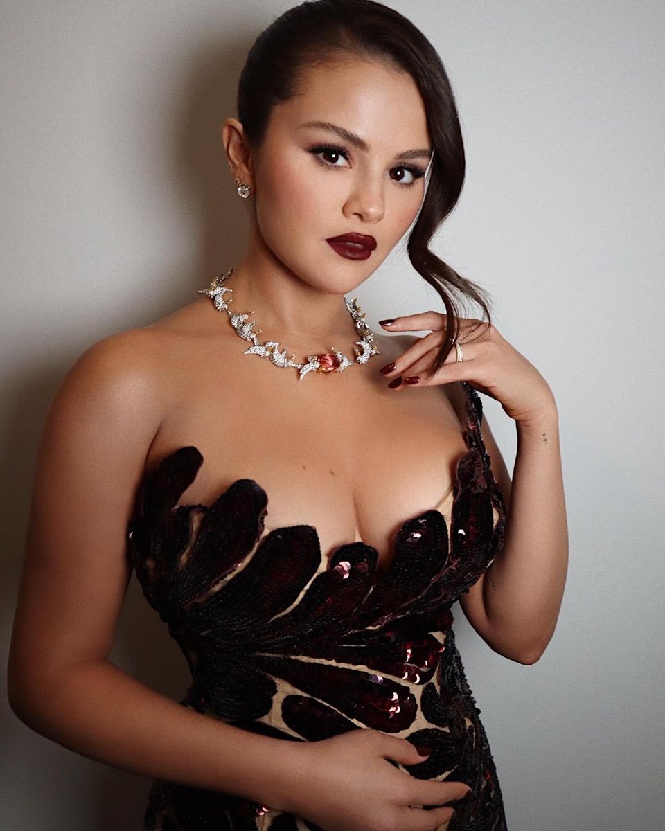 Gavin22j's tweet photo. @MattWallace888 Beautiful Gomez as always nothing wrong with her https://t.co/h3DPEziPLE