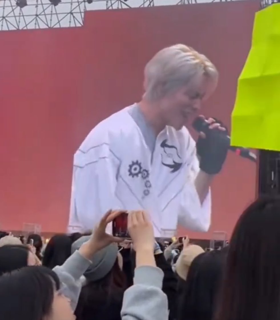 smoldejuns's tweet photo. KICK BACK XIAOJUN WITH A HAND MIC... 100% LIVE VOCALS MY GOD 🔥🔥 https://t.co/dwzooHGFFj
