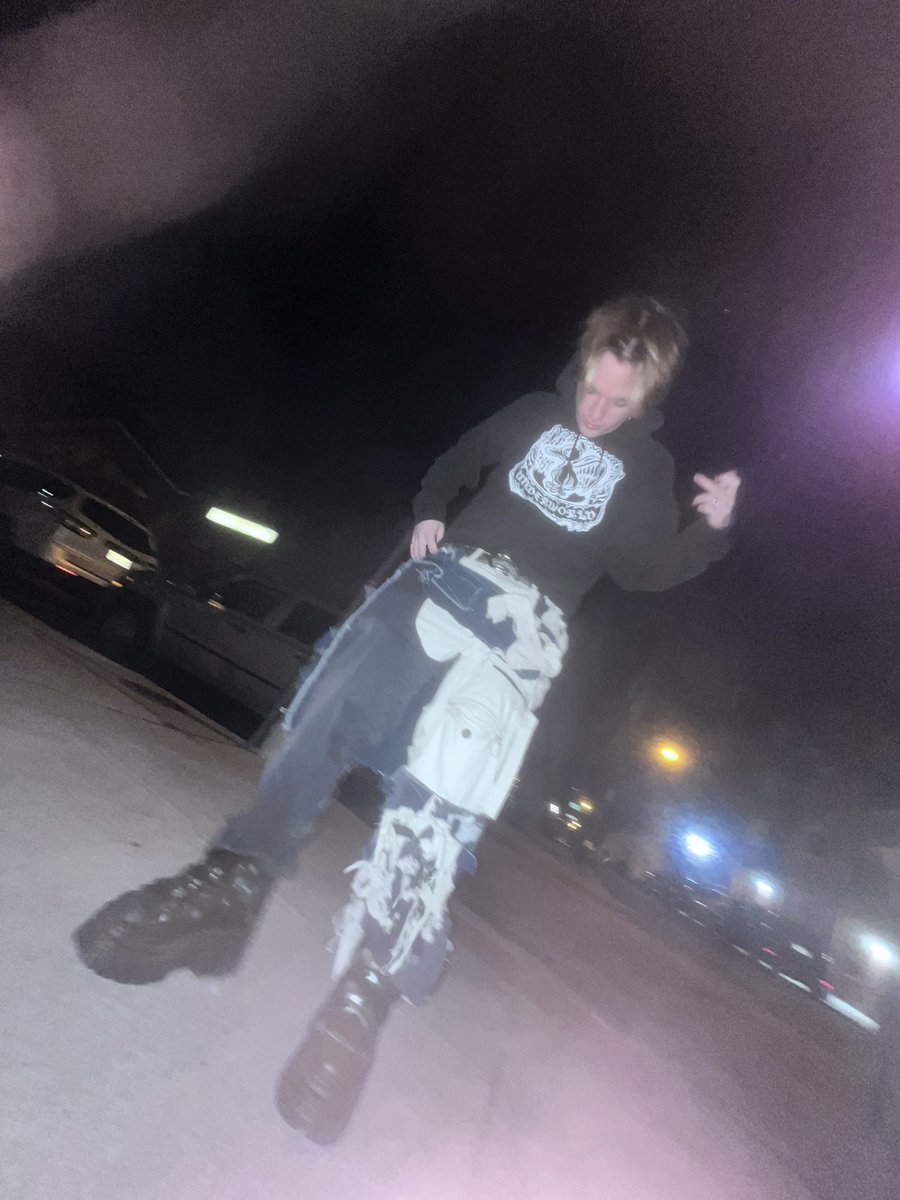 roccobunko's tweet image. taking a picture at the show ##VALIDITY