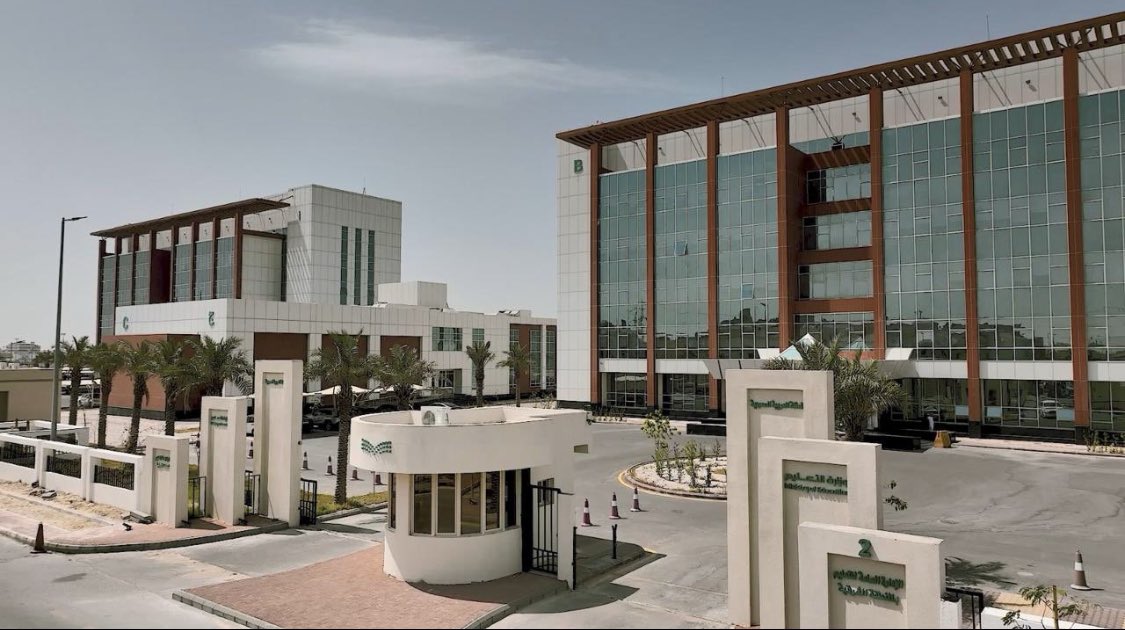 A8696685's tweet photo. بناءً على التقارير الواردة من المركز الوطني للأرصاد باستمرار الحالة المطرية على المنطقة الشرقية وحرصاً منا على سلامة الجميع فقد تقرر تحويل الدراسة (عن بعد) عبر منصة (مدرستي) ليوم غدٍ الأحد 1445/9/14هـ  الموافق 2024/3/24م بجميع مدارس المنطقة الشرقية. https://t.co/lxfz3csHtF