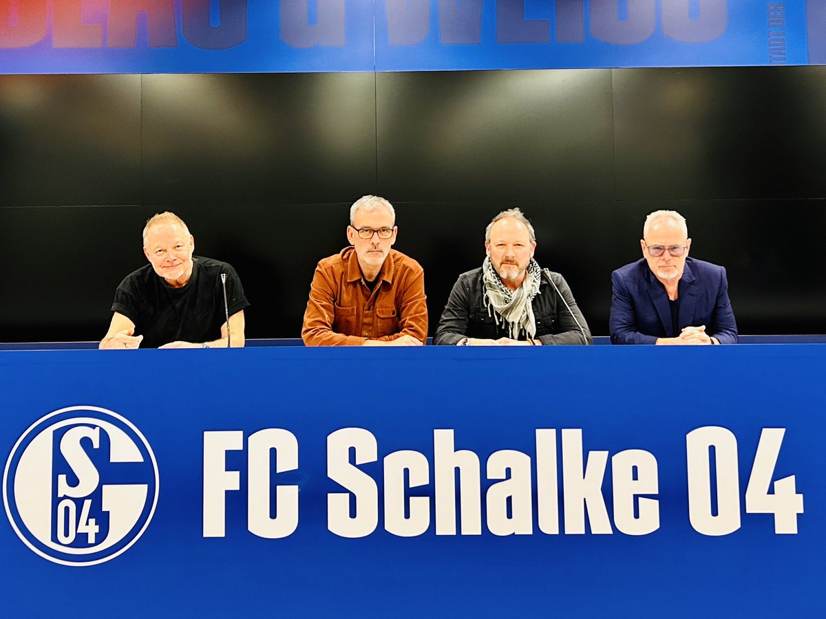 This, in a football stadium near Düsseldorf last night, with @PaulYoungParlez @TheTonyHadley @ABCFRY @TheHollyJohnson. Pre match press conference with @The_CuttingCrew. Bonkers.